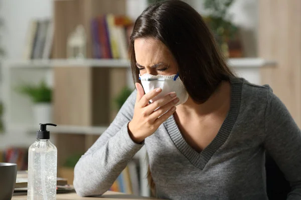 Mulher Doente Tosse Com Sintomas Coronavírus Usando Máscara Sentada Uma — Fotografia de Stock