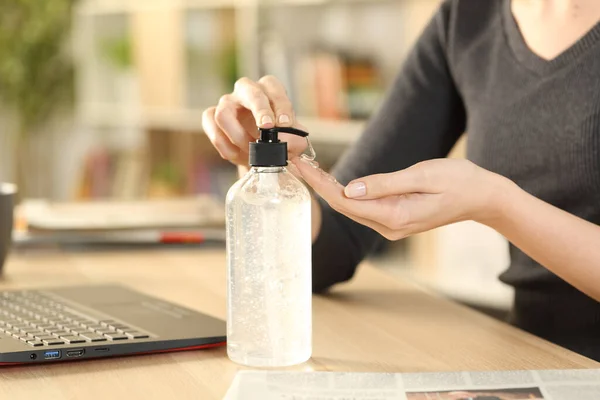 Großaufnahme Von Frauenhänden Die Desinfizierendes Desinfektionsgel Aus Der Spenderflasche Auftragen — Stockfoto