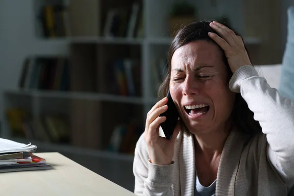 Sorglig Vuxen Kvinna Ringer Smarttelefon Gråter Sitter Golvet Natten Hemma — Stockfoto