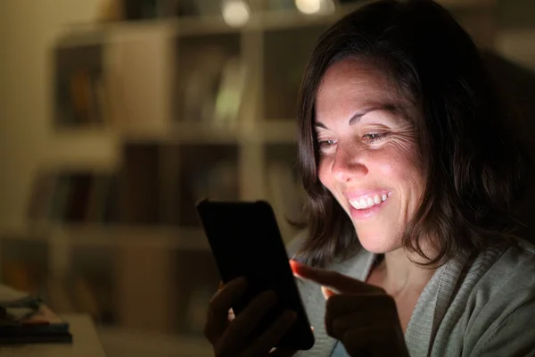 Щаслива Жінка Середнього Віку Використовуючи Смартфон Освітленим Екраном Вночі Вдома — стокове фото
