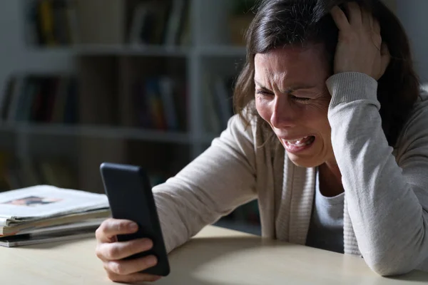 Mujer Adulta Triste Llorando Leyendo Malas Noticias Teléfono Inteligente Sentado — Foto de Stock