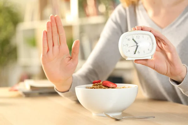 女性手拉手在断断续续的禁食上做停止手势等着在家里的饭碗上吃饭 — 图库照片