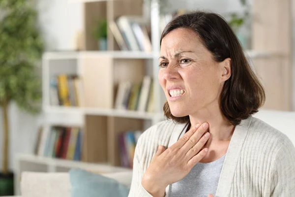 Erwachsene Frau Mit Schmerzen Die Unter Halsschmerzen Leidet Sitzt Hause — Stockfoto