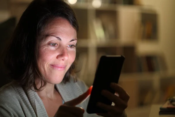 Dospělá Žena Pomocí Chytrého Telefonu Osvětlenou Obrazovkou Sedí Noci Doma — Stock fotografie