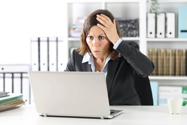 Förvånad Verkställande Dam Gör Misstag Laptop Sitter Ett Skrivbord Kontoret — Stockfoto