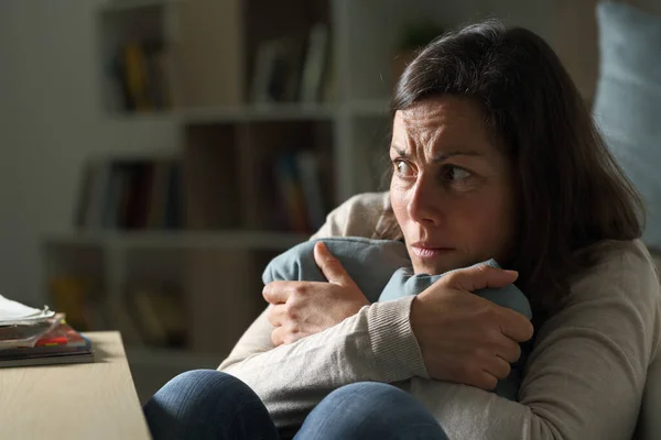 Bang Middelbare Leeftijd Vrouw Die Wegkijkt Zittend Vloer Met Kussen — Stockfoto