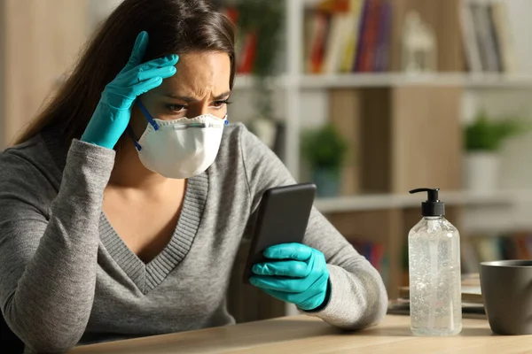Donna Preoccupata Con Maschera Protettiva Legge Cattive Notizie Coronavirus Smartphone — Foto Stock