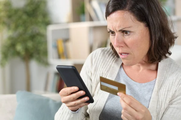 Mulher Adulta Preocupada Pagando Line Telefone Inteligente Com Cartão Crédito — Fotografia de Stock