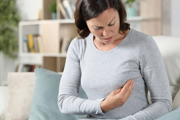 Mujer Adulta Haciendo Autoexamen Pecho Sentada Sofá Casa — Foto de Stock