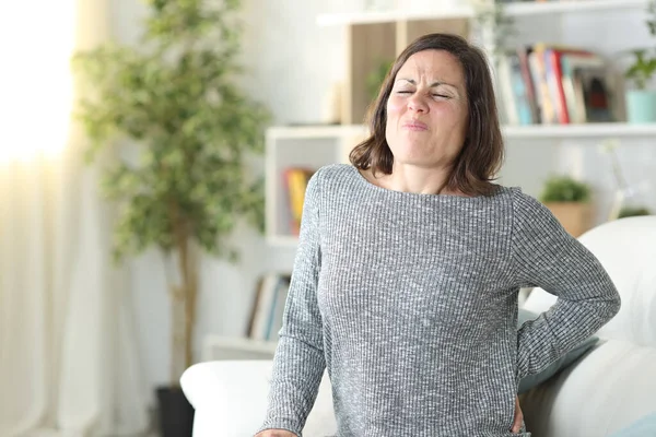 Volwassen Vrouw Pijn Klagen Lijden Rugpijn Zittend Een Bank Thuis — Stockfoto