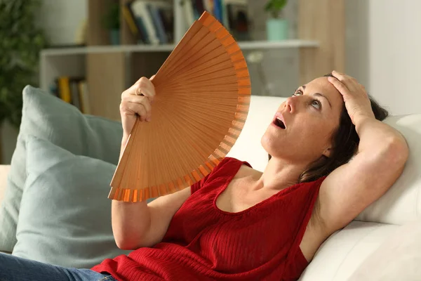 Mujer Adulta Ventilando Sufriendo Golpe Calor Sentado Sala Estar Casa — Foto de Stock