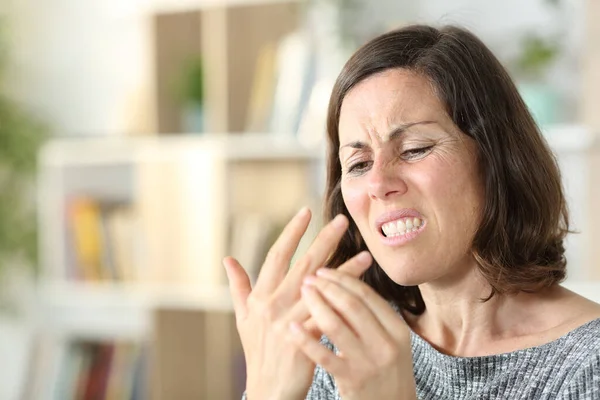Volwassen Vrouw Met Artritis Pijn Raakt Gewricht Hand Zitten Woonkamer — Stockfoto