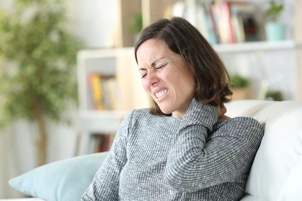 Mulher Adulta Reclamando Sofrendo Nechacke Doloroso Sentado Sofá Casa — Fotografia de Stock