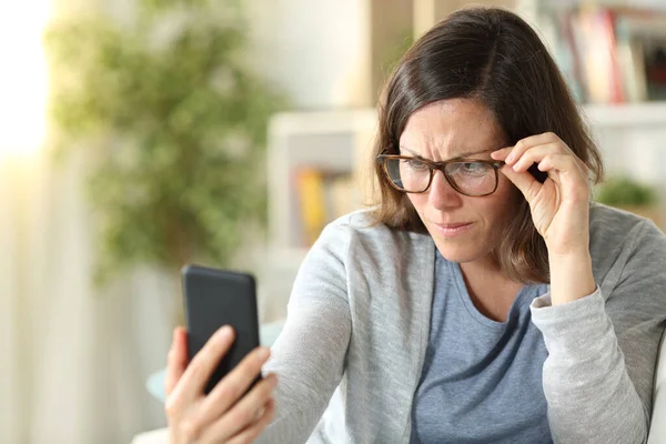 Vuxen Kvinna Med Synproblem Glasögon Läser Smarttelefon Sitter Soffa Hemma — Stockfoto