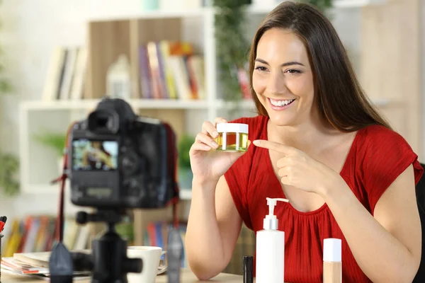 Mujer Influencer Belleza Feliz Mostrando Productos Cosméticos Graba Vídeo Cámara —  Fotos de Stock