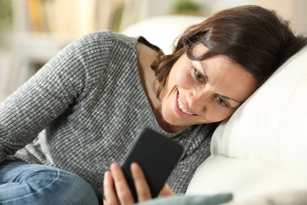 Mujer Adulta Feliz Comprobando Teléfono Inteligente Relajante Sentado Sofá Casa —  Fotos de Stock