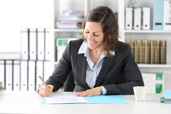 Feliz Executivo Senhora Assinar Contrato Sentado Uma Mesa Escritório — Fotografia de Stock