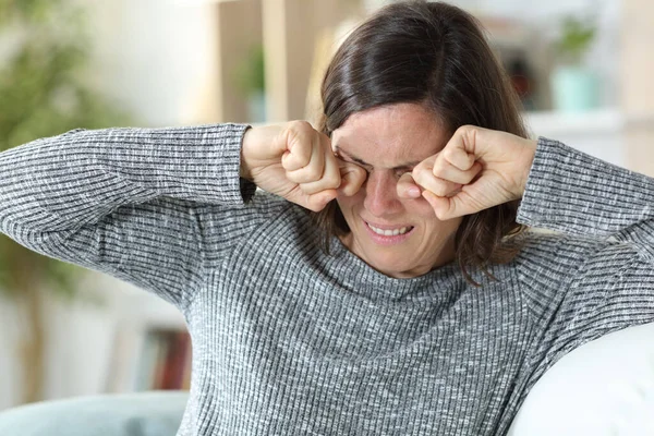 Medelålders Kvinna Kliar Kliande Ögon Sitter Soffa Hemma — Stockfoto