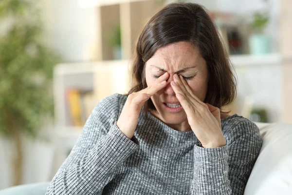 Frau Mittleren Alters Leidet Augenentzündung Wenn Sie Hause Auf Einer — Stockfoto