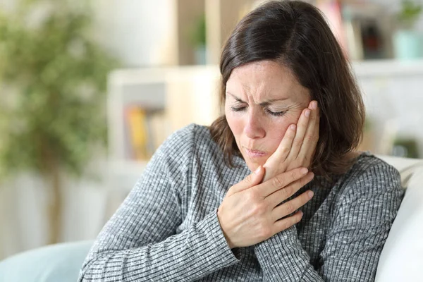 Frau Mittleren Alters Leidet Unter Zahnschmerzen Und Berührt Gesicht Wenn — Stockfoto