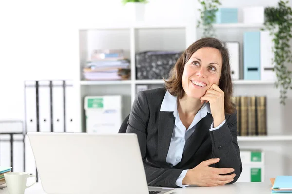 Ragionevole Signora Esecutiva Pensando Guardando Immaginare Seduto Una Scrivania Ufficio — Foto Stock