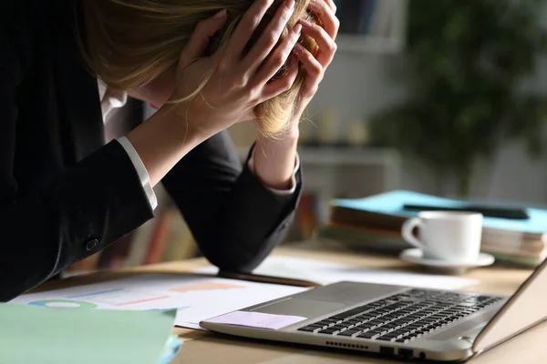 Primo Piano Triste Imprenditrice Lamentarsi Cattivi Risultati Notte Una Scrivania — Foto Stock