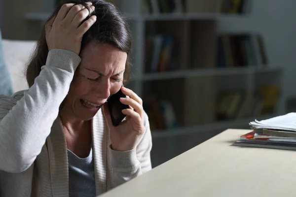 Triste Mulher Meia Idade Chorando Chamando Telefone Inteligente Sentado Chão — Fotografia de Stock