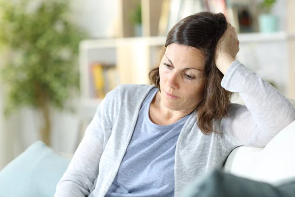 Triste Mujer Pensativa Mediana Edad Pensando Mirando Hacia Abajo Sentado — Foto de Stock