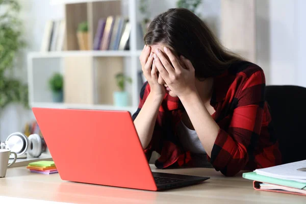 Mujer Estudiante Triste Con Portátil Rojo Quejándose Cubriéndose Cara Sentada — Foto de Stock