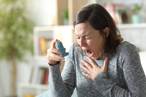 Asthmatic Adult Woman Suffers Asthma Attack Holding Inhaler Sitting Couch — Stock Photo, Image