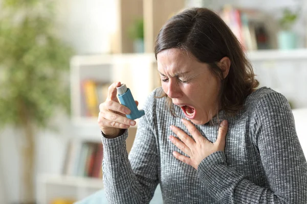 Asztmás Felnőtt Szenved Asztmás Roham Gazdaság Inhalátor Kanapén Otthon — Stock Fotó