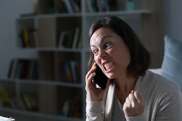 Boos Volwassen Vrouw Belt Smartphone Zitten Woonkamer Nachts Thuis — Stockfoto