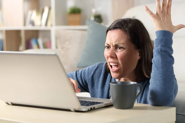 Irritada Mulher Adulta Assistindo Vídeo Online Laptop Sentado Chão Casa — Fotografia de Stock