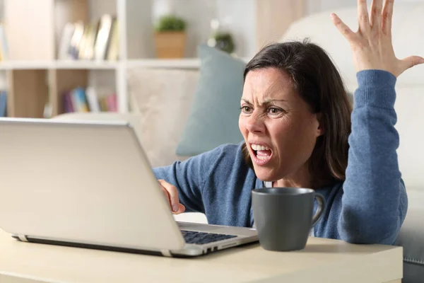 Arrabbiato Donna Adulta Guardando Video Online Sul Computer Portatile Seduto — Foto Stock