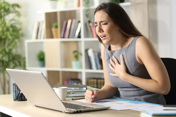 Empresaria Mujer Sibilancia Tener Dificultad Para Respirar Sentado Escritorio Casa — Foto de Stock