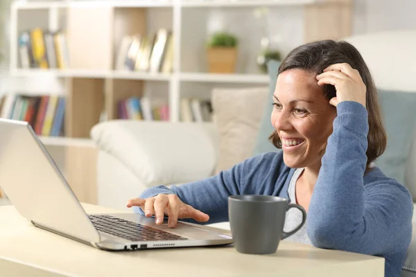 Mulher Adulta Feliz Assistindo Vídeo Online Laptop Sentado Chão Casa — Fotografia de Stock