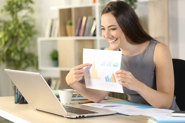 Happy Freelance Woman Shows Good Results Report Videocall Sitting Desk — Stock Photo, Image