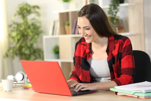 Glückliche Studentin Beim Tippen Auf Rotem Laptop Heimischen Schreibtisch — Stockfoto