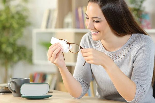 Mujer Feliz Limpiando Anteojos Con Papel Seda Sentado Escritorio Casa — Foto de Stock