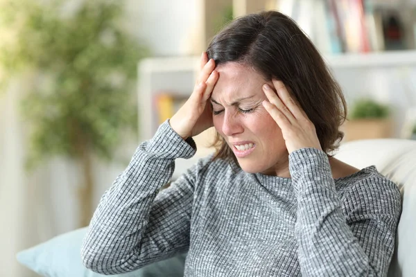 Mujer Mediana Edad Con Dolor Cabeza Sentada Sofá Casa — Foto de Stock