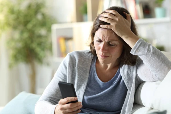 Traurige Erwachsene Frau Liest Schlechte Nachrichten Auf Dem Smartphone Und — Stockfoto