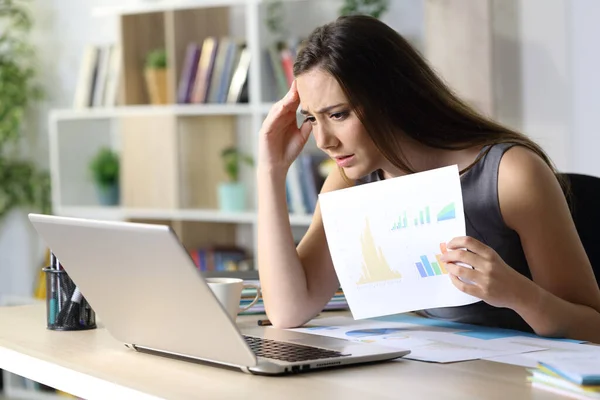 Sad Entrepreneur Woman Showing Bad Report Videocall Laptop Sitting Desk — Stock Photo, Image