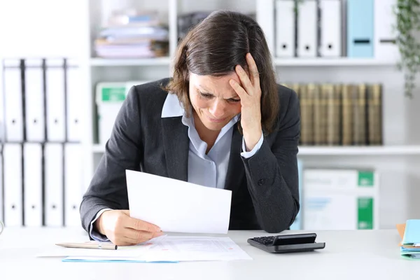 Senhora Executiva Triste Reclamando Maus Resultados Sentados Uma Mesa Escritório — Fotografia de Stock