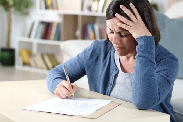 Traurige Frau Mittleren Alters Unterschreibt Dokument Und Beschwert Sich Hause — Stockfoto