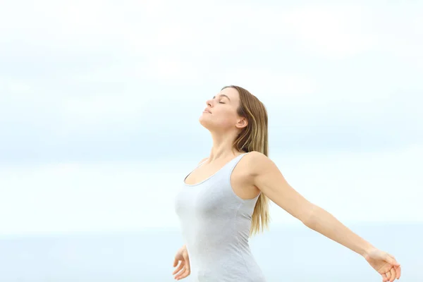 Mujer Respirando Aire Fresco Extendiendo Los Brazos Pie Playa — Foto de Stock