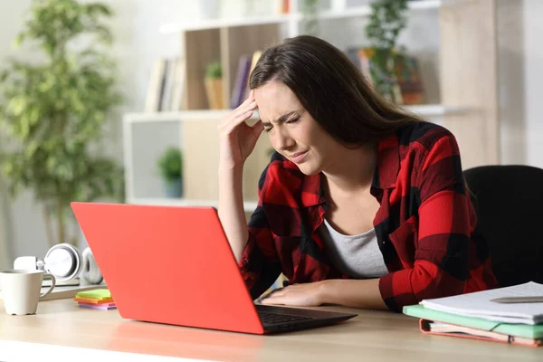 Student Woman Red Laptop Pain Suffering Headache Sitting Desk Home — Stock Photo, Image