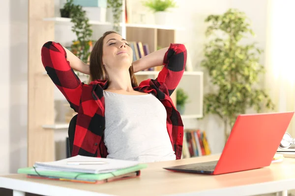 Studentin Mit Rotem Laptop Entspannt Schreibtisch Hause — Stockfoto