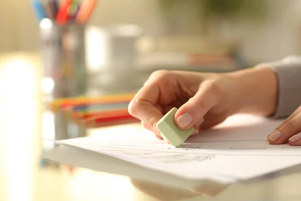 Primo Piano Delle Mani Della Donna Che Cancellano Disegno Con — Foto Stock