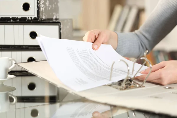 Gros Plan Des Mains Femme Organisant Des Documents Mettant Des — Photo