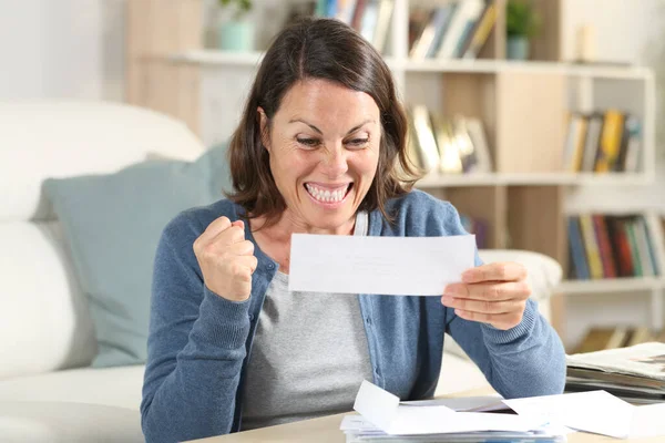 Mujer Adulta Emocionada Revisando Recibos Celebrando Sentado Sala Estar Casa —  Fotos de Stock